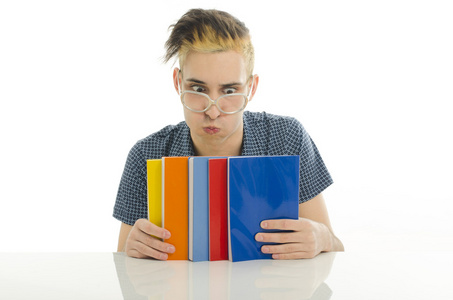 学生与学校，学习男子手持多书可供阅读的眼镜