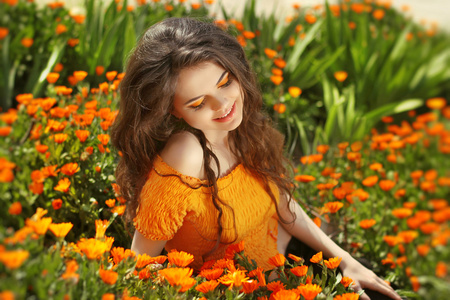 享受着大自然的自由, 快乐的女人.自由的概念.将照片