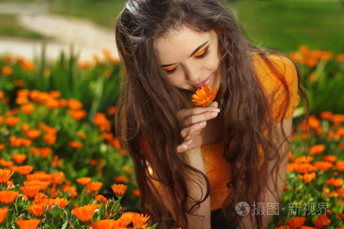 美布鲁内特浪漫的女孩在户外。美丽的少女模特