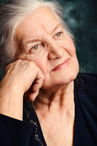 满头银发老夫人照片