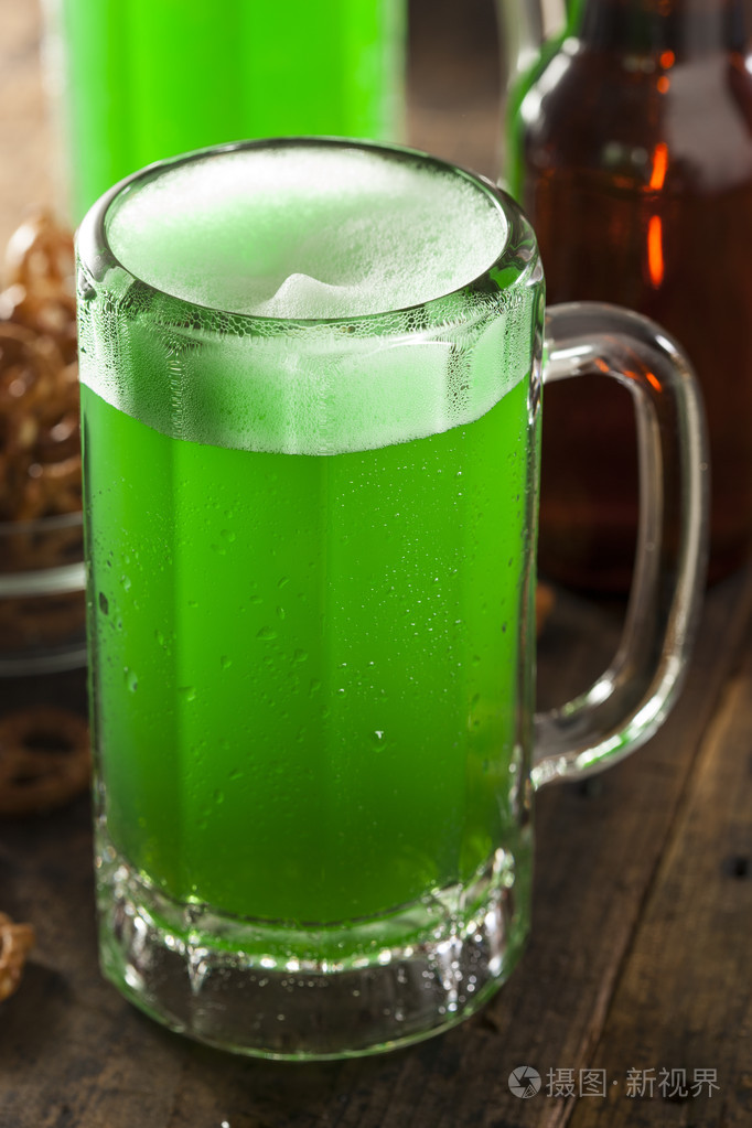 绿色的啤酒为圣帕特里克节的