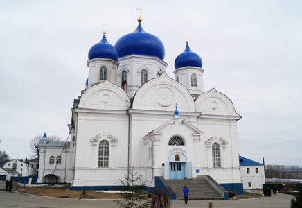 在 bogolyubovo 中的虔诚地 bogolyubskiy 庵