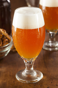 令人耳目一新的琥珀色的比利时啤酒啤酒照片