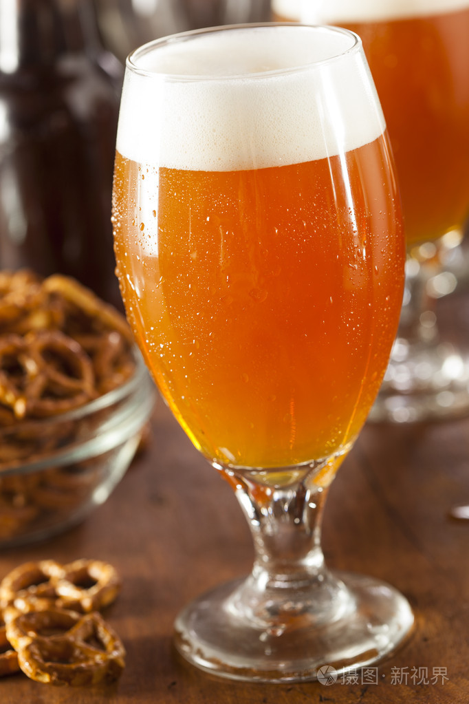 令人耳目一新的琥珀色的比利时啤酒啤酒