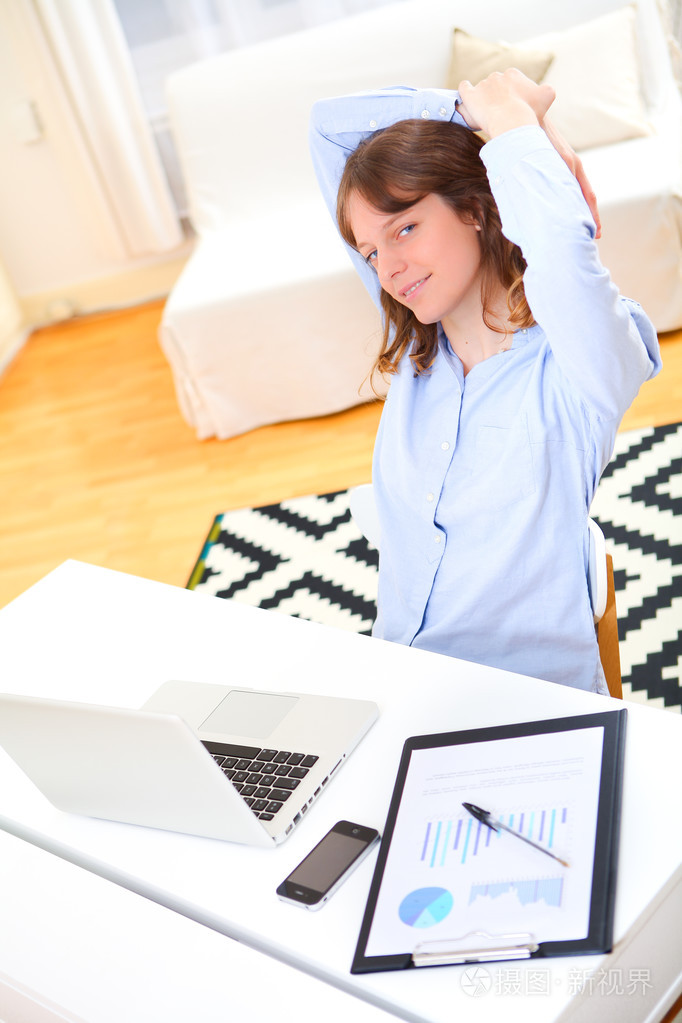 年轻微笑业务女人放松工作肖像