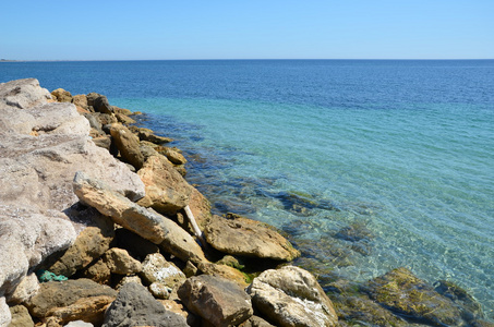 在大海里游泳