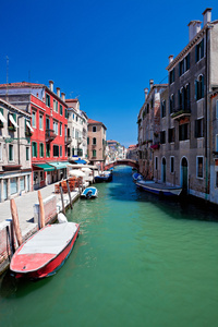 漂亮的彩色威尼斯运河的视图