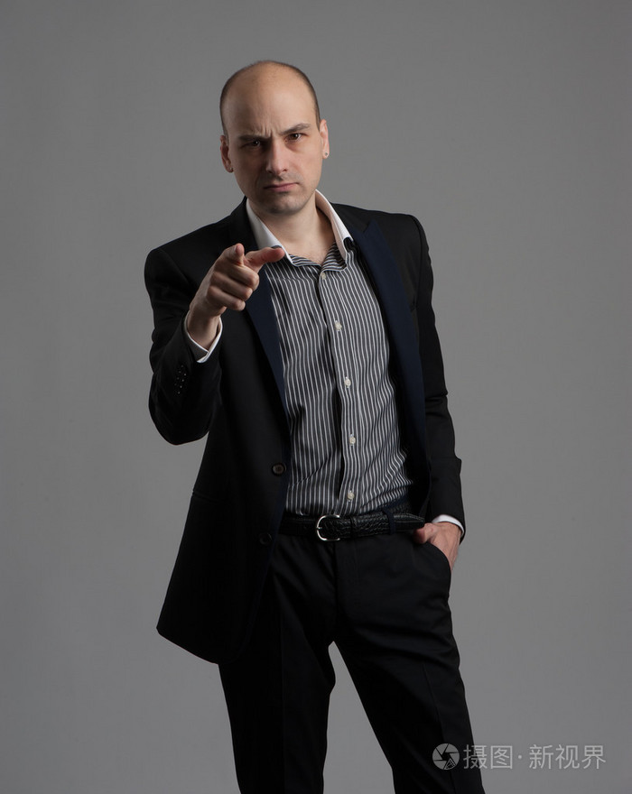 年轻严肃认真的人指着你