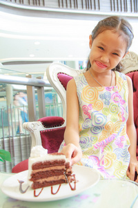女孩和巧克力蛋糕