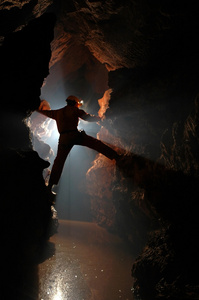 一个在地下的洞穴探索者的剪影