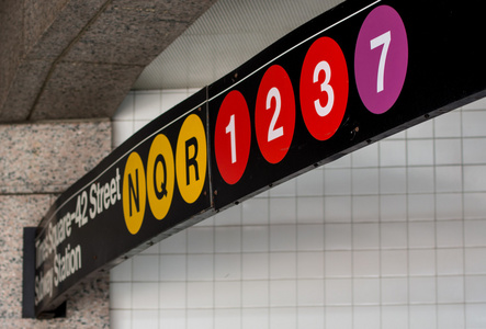 曼哈顿地铁标志和方向指示