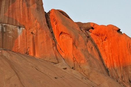 日落时在纳米比亚 spitzkoppe