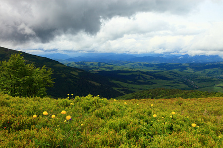 山风景。山中的风暴云