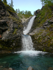 在 Hibiny 山瀑布