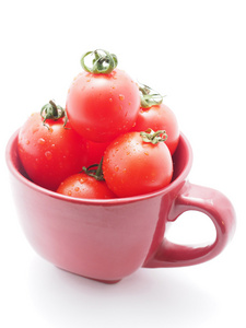 在白色背景上一碗西红柿