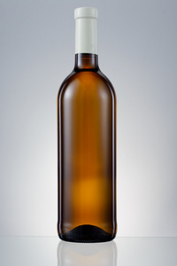 暗棕色玻璃瓶与孤立的白葡萄酒