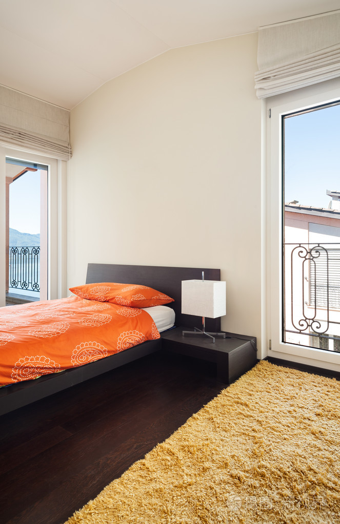 卧室里张单人床