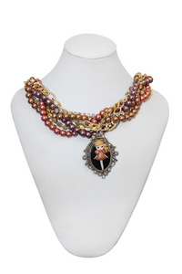 模特儿身上的彩色珍珠项链图片