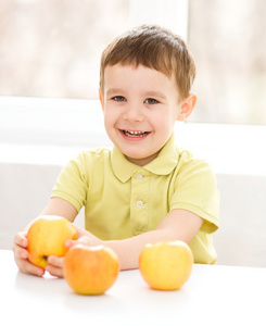 一个快乐的小男孩，与苹果的肖像