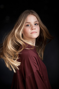 斯堪的纳维亚可爱的年轻女孩肖像与运动中的头发