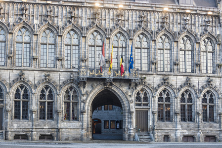 在比利时蒙斯的市政厅门面上的标志