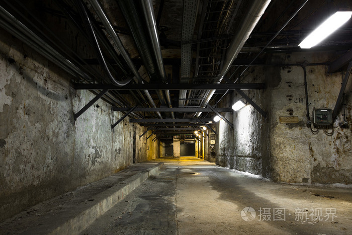 一个老的工业建筑里面的地下室