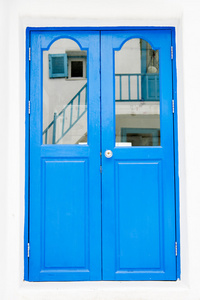 白墙上的蓝色木门
