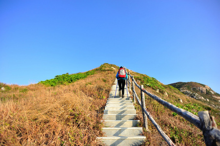 远足登山石阶上的女人图片