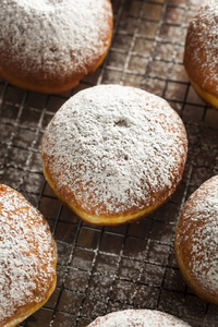 自制的覆盆子波兰 paczki 甜甜圈