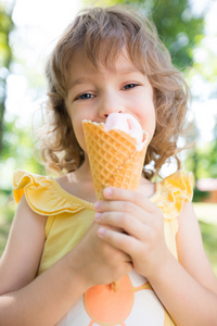 快乐的孩子吃冰淇淋