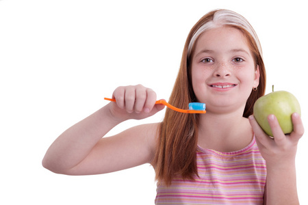 年轻女孩与牙刷和新鲜青苹果