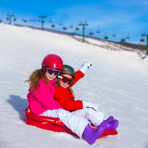 孩子玩雪橇在雪中的女孩