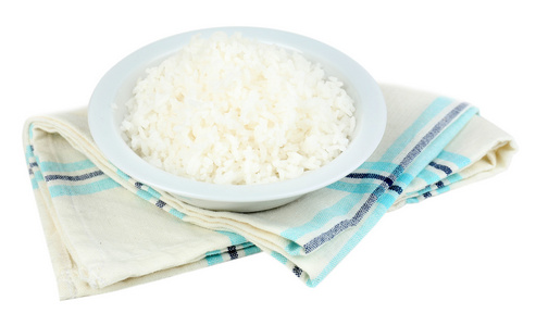 在孤立的白色衬底上的碗里的米饭