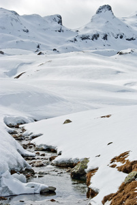 山地景观与雪和河