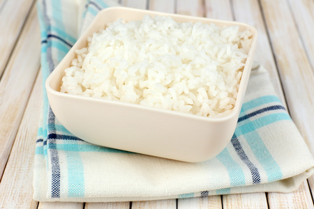 煮熟的米饭在碗上木制的背景