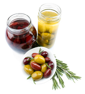 美味的橄榄在玻璃罐子里，白色衬底上分离