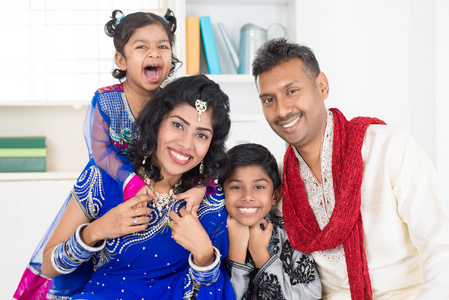 幸福微笑的印度家庭