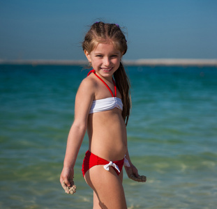 快乐的小女孩，在沙滩上