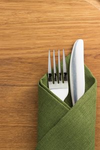 刀和叉在餐巾