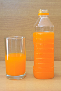 塑料瓶和玻璃的柳橙汁