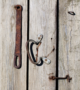 生锈的金属钩在旧木门