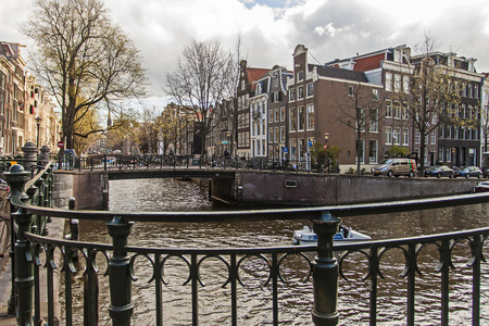 荷兰阿姆斯特丹。老房子的传统建筑沿一条运河及它的反射