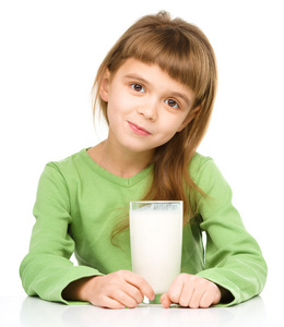 可爱的小女孩，用一杯牛奶