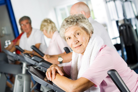 年纪大的人在健身房锻炼身体
