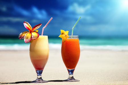 新鲜果汁热带海滩上