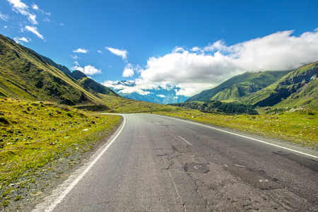 在山区，道路灿烂的夏天，在软焦点