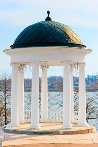 美丽的白色凉亭高以上的湖泊照片