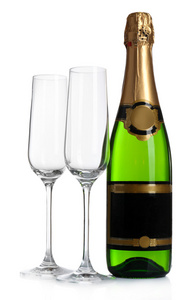 瓶的香槟和空的眼镜，白色衬底上分离