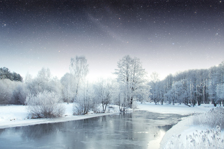 寒江在晚上。这幅图像由美国国家航空航天局提供的元素