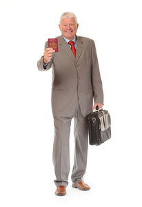 成功的成熟商人与护照和公文包